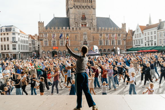 Choreografe Zoë Demoustier tijdens Iedereen Danst! op de Burgse Markt – © VRT