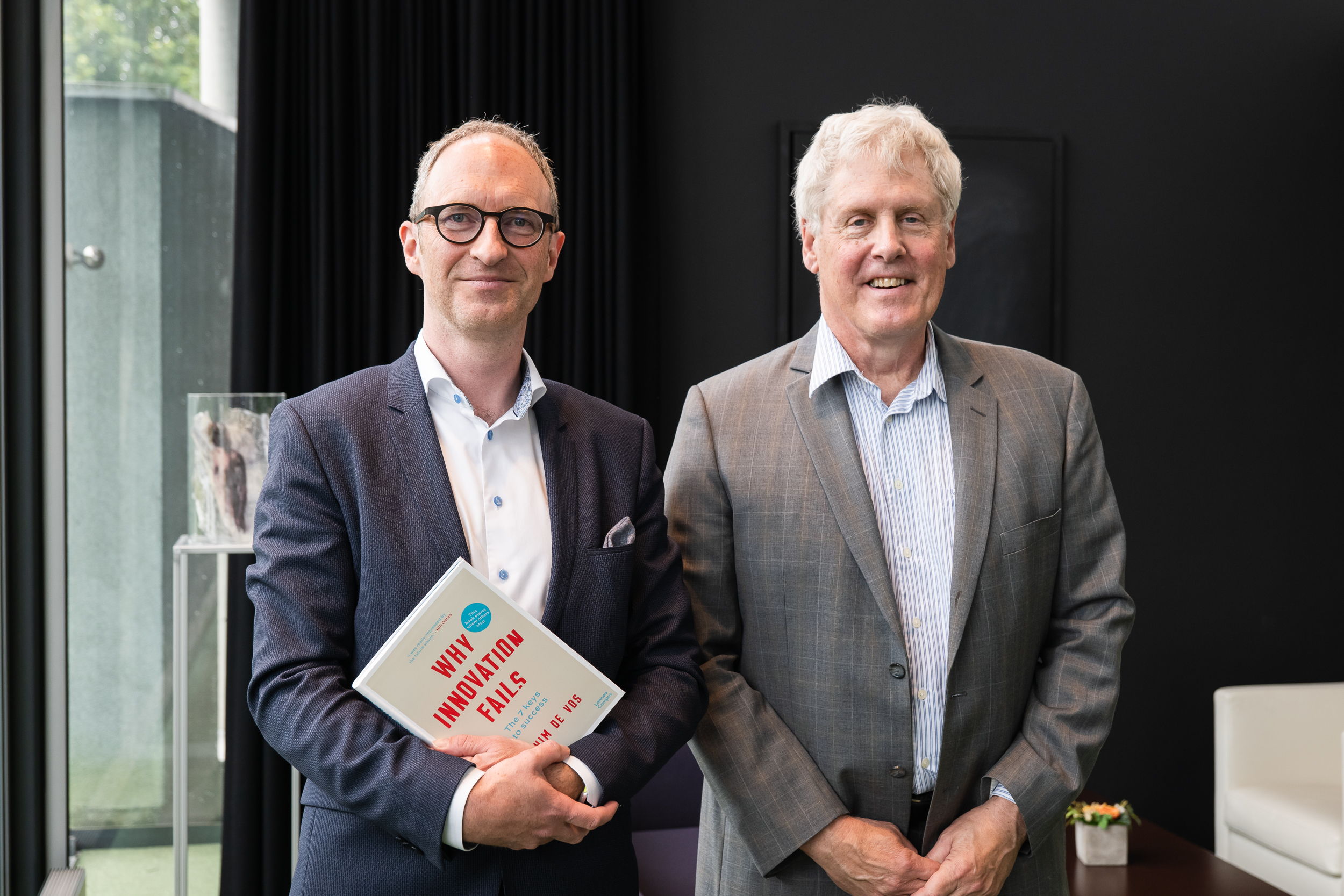 Living Tomorrow-CEO Joachim De Vos (links) en uitvinder van de digitale camera Steven Sasson (rechts)
