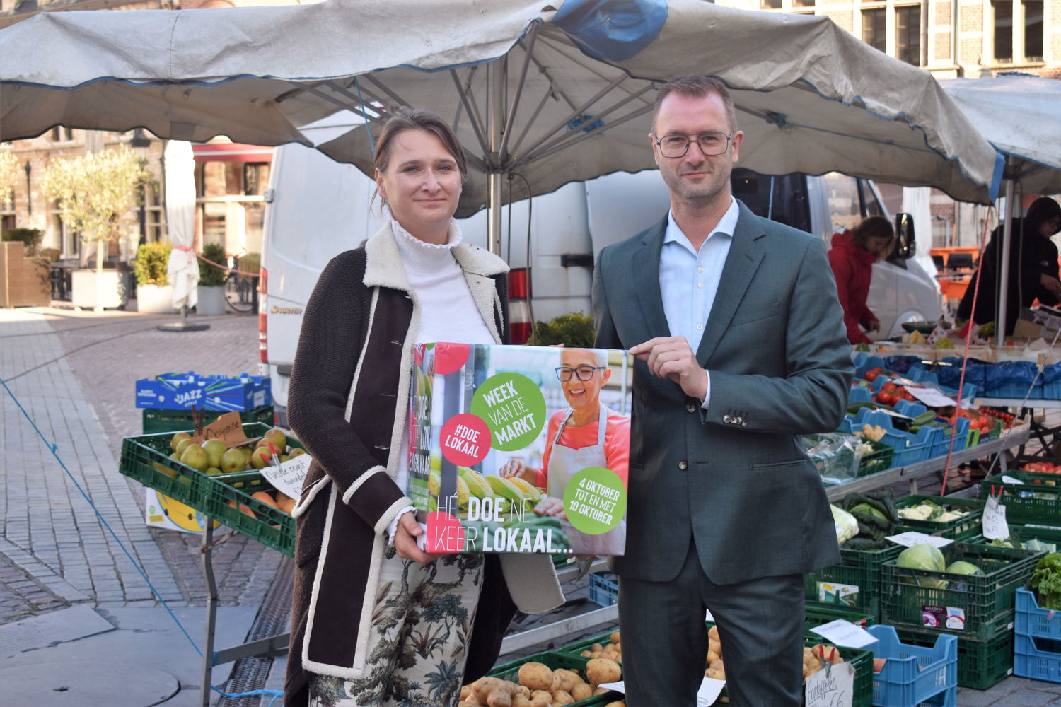 Gedeputeerde Leentje Grillaert, bevoegd voor Middenstand & Dieter Mannaert, voorzitter van de gemeenteraad Dendermonde trapten de 'Week van de Markt' af op de Grote Markt  in Dendermonde.