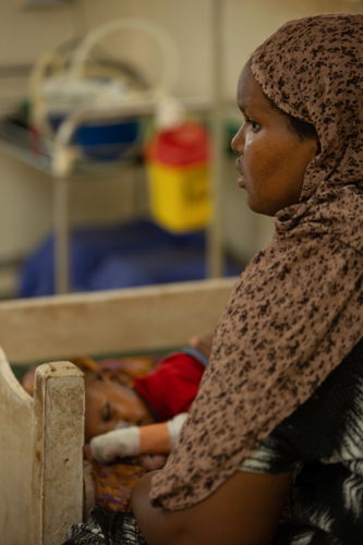 Amina Mohamed con su bebé en el hospital de MSF en Dagahaley. Ambos nacieron en Dadaab. “No conozco otro lugar. No he estado en Somalia. Me gustaría ir al extranjero”