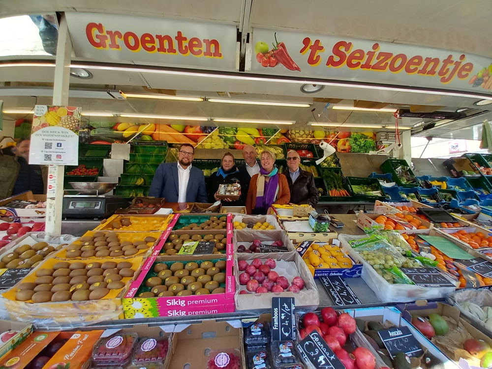 vlnr. burgemeester Kim Martens, marktkramer Sylvie Dierkens (Groenten ’t Seizoentje), schepen Steven Lambert, gedeputeerde Joke Schauvliege, schepen Freddy Haegeman