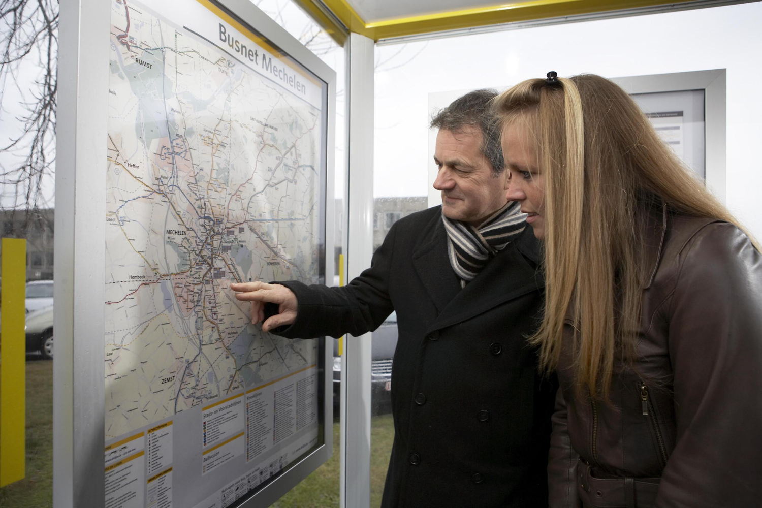 Reizigers raadplegen een netplan in een schuilhuisje van De Lijn
Foto: Stefaan Van Hul