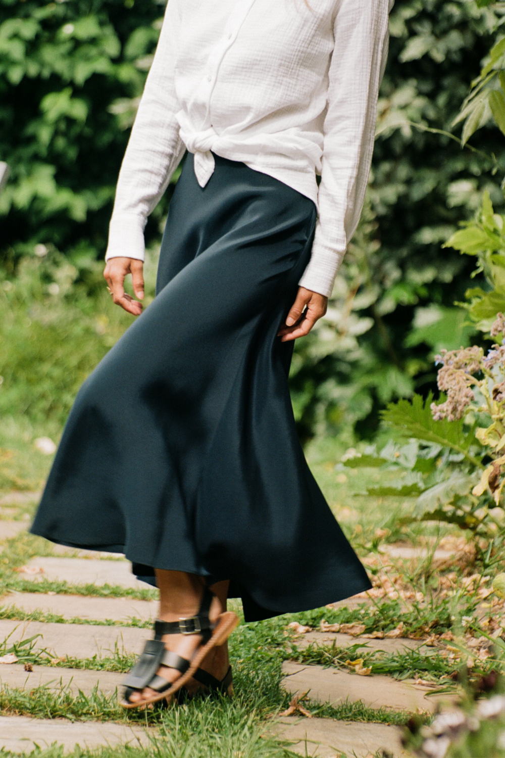 Mardi Editions - Agathe shirt - White cotton gauze (€145) and Margaux Skirt - Navy Blue Silk (€165)