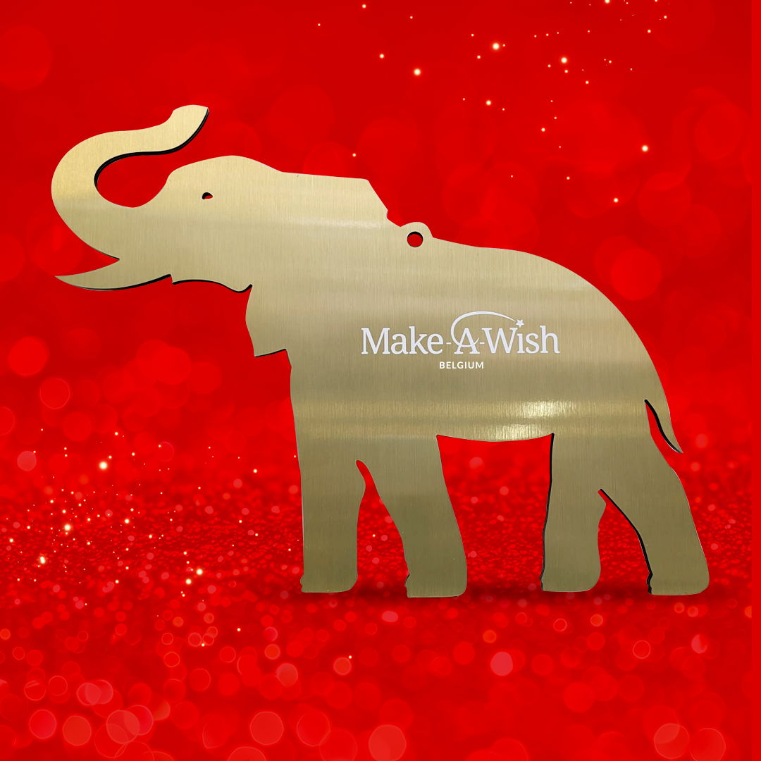 Ornement doré en forme d’éléphant, arborant le logo de Make-A-Wish.