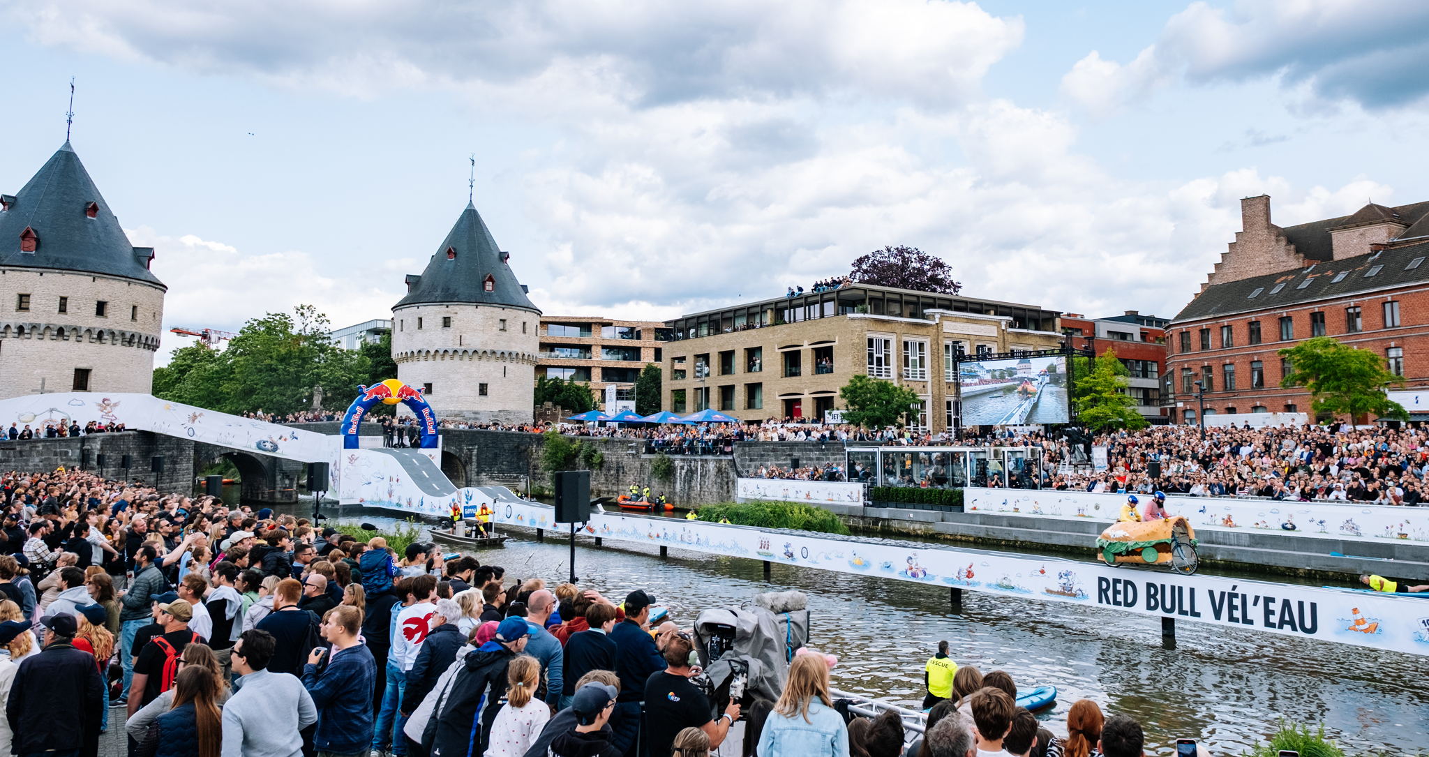KNOTSGEKKE FIETSRACE RED BULL VEL'EAU VEROVERT KORTRIJKSE BROELTORENS MET HILARISCH WATERSPEKTAKEL