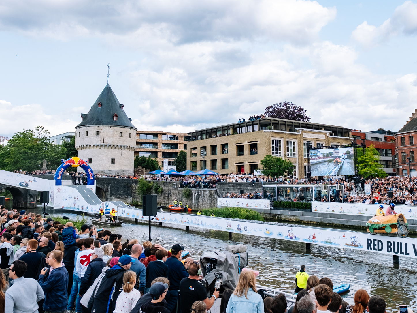 LA COURSE DÉJANTÉE DU RED BULL VÉL'EAU CONQUIERT LES BROELTORENS À COURTRAI AVEC DU SPECTACLE AQUATIQUE DÉLIRANT