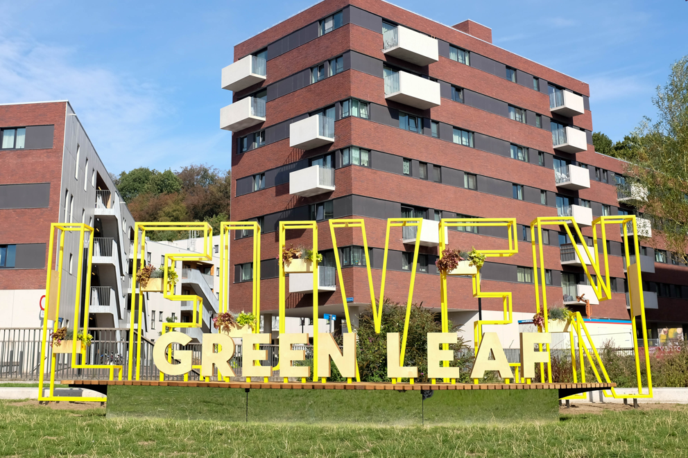 Groot letterkunstwerk ter ere van de European Green Leaf Award in Sluispark