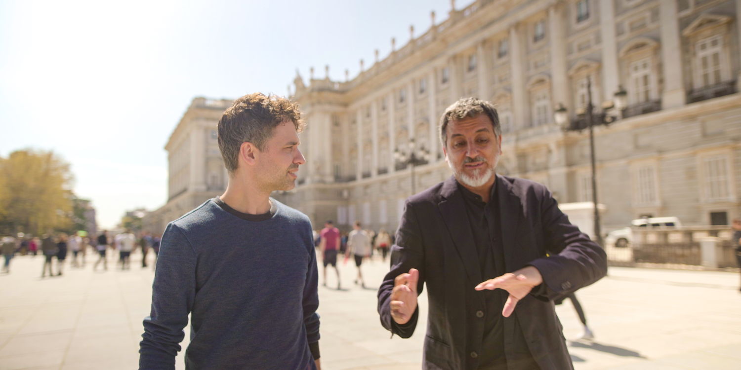 Thomas Vanderveken met David Botello aan het Palacio Real in Madrid - (c) VRT  / Sylvester