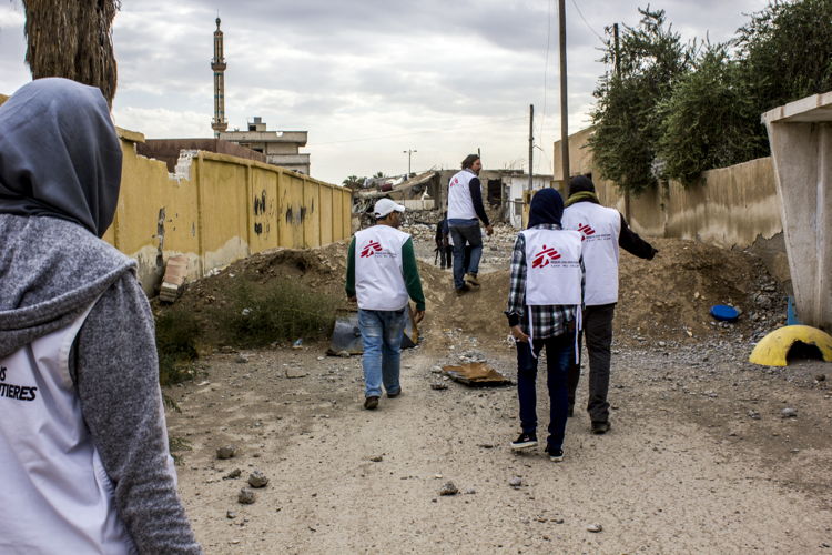 MSF teams assessing the medical and humanitarian needs in Al Mishlab, east of Raqqa, 2 November. “When we first visited Mishlab, east of Raqqa, it was a ghost town, but on our latest visit, some people had returned to check on their houses, Some found their homes in ruins; others found dead bodies and explosive devices in their houses, gardens and in the streets.” says Craig Kenzie, leader of MSF’s Raqqa response team. Credit: Diala Ghassan/MSF