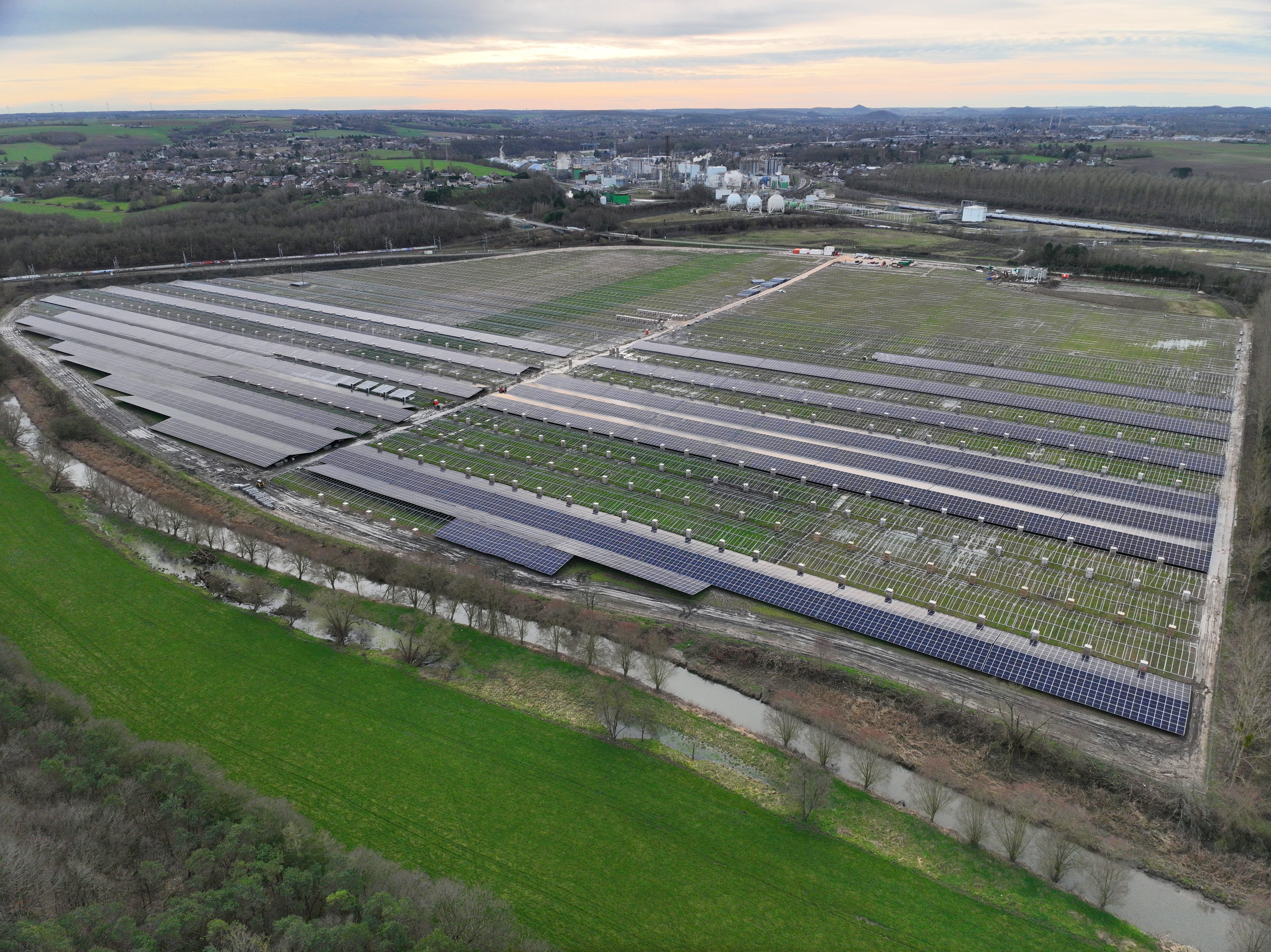 Het 60 MW zonnepark dat INEOS INOVYN zal voorzien van groene stroom wordt deze zomer operationeel.