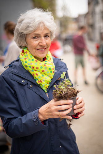 Groenere Bakkerstraat  De Bakkerstraat werd door het district heraangelegd en ook tijdens de Groeidag geopend. Dat maakte van dit weekend het ideale moment om de straat meteen te vergroenen. De bewoners van de Bakkerstraat kregen dus een drankje en plantjes aangeboden om de opening van hun straat te vieren. De straat werd verkeersveiliger aangelegd met verkeersplateaus maar kreeg ook 13 nieuwe bomen. Bij elke heraanleg legt het district Borgerhout ondergronds zo veel mogelijk geveltuinen aan. Bewoners die wensen te vergroenen kunnen daarna aan de slag met hun eigen geveltuin. Zo is een vernieuwde straat sowieso sneller groen en kunnen bewoners genieten van elkaars geveltuinen. 
