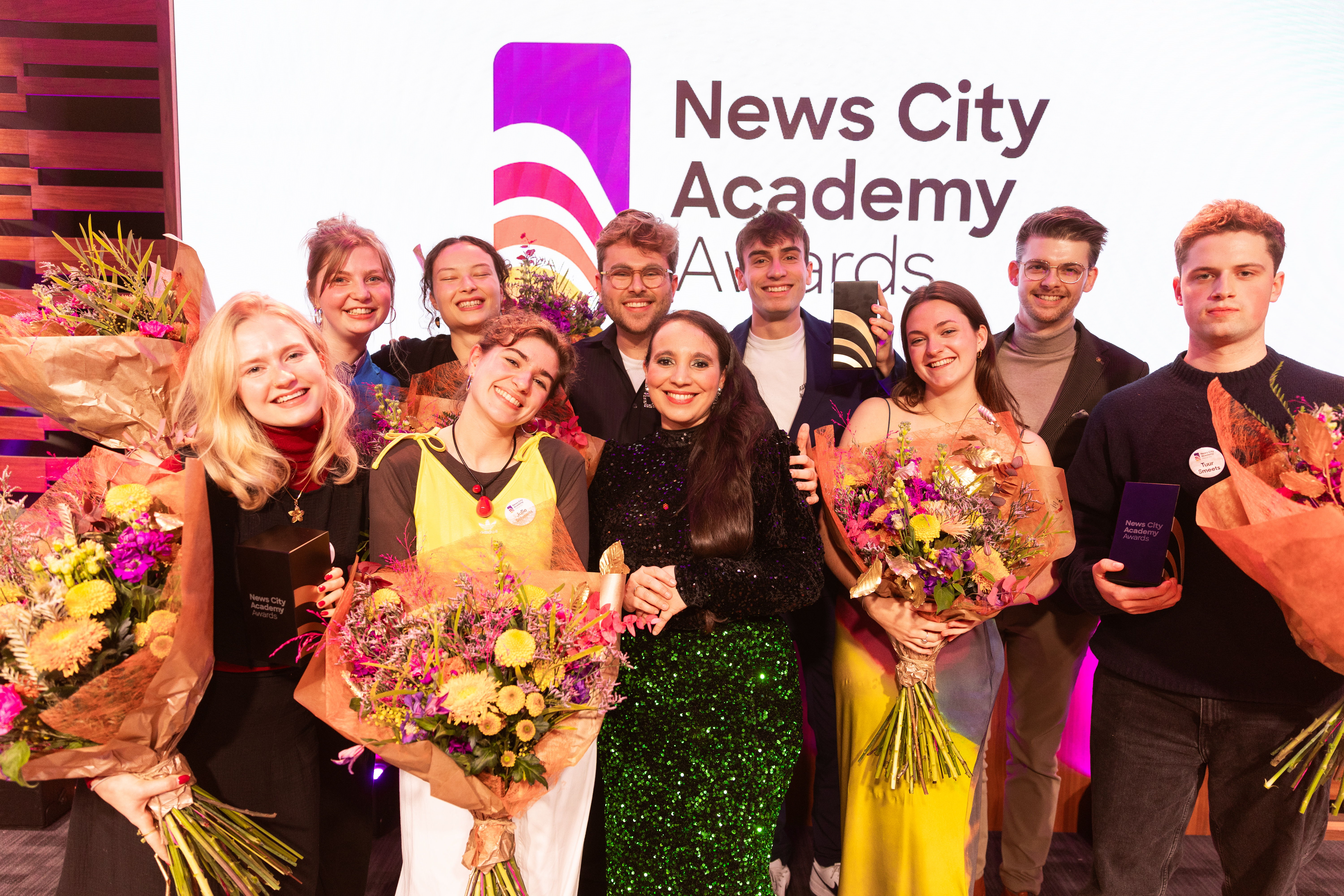 De winnaars van de News City Academy Awards ontvingen hun prijs van ambassadeurs Jonas Lips, Safia Yachou en Martijn Peters.