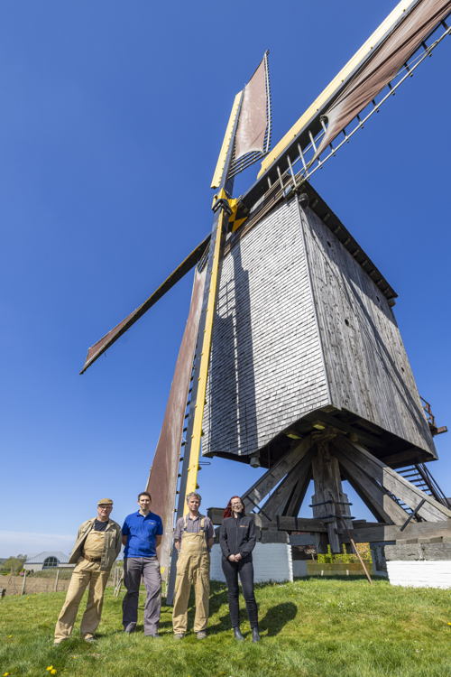vlnr. meester-molenaar Specht, aspirant-molenaar Tim Braekman, Guy Suy en Sophie Anseeuw (Mola Molencentrum)