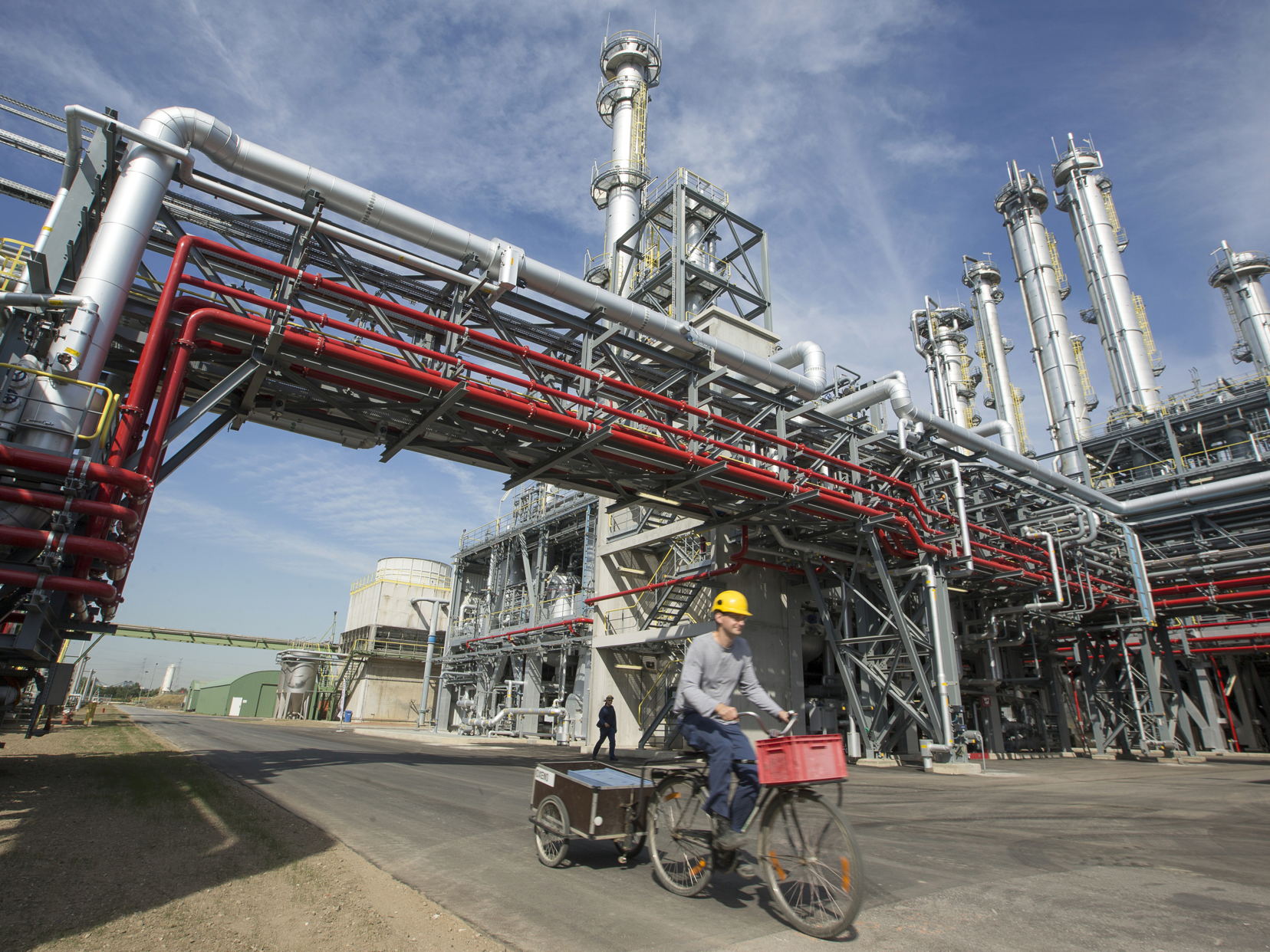 Evonik pushes green energy in port of Antwerp despite "devastating" Chinese competition