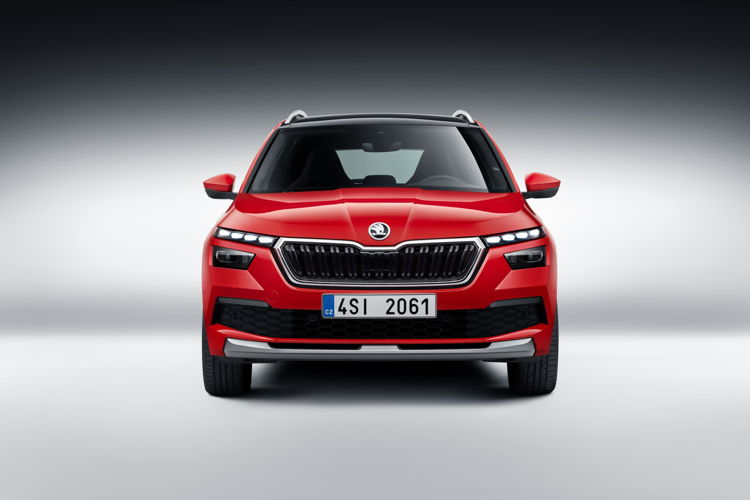 The KAMIQ is immediately recognisable as a member of the ŠKODA SUV family thanks to its large, upright radiator grille, the distinct lines on the bonnet and the crystalline headlights.
