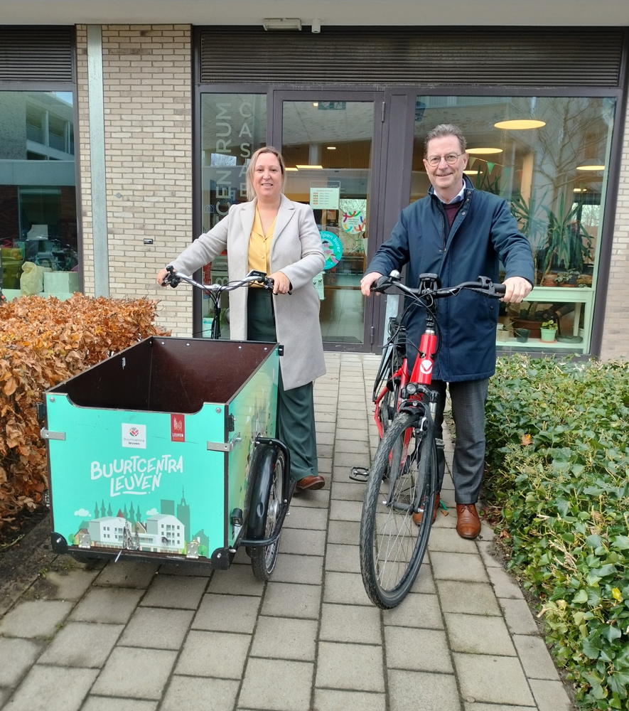 Schepen Lothe Ramakers en schepen  Dirk Vansina testen een van de deelfietsen.