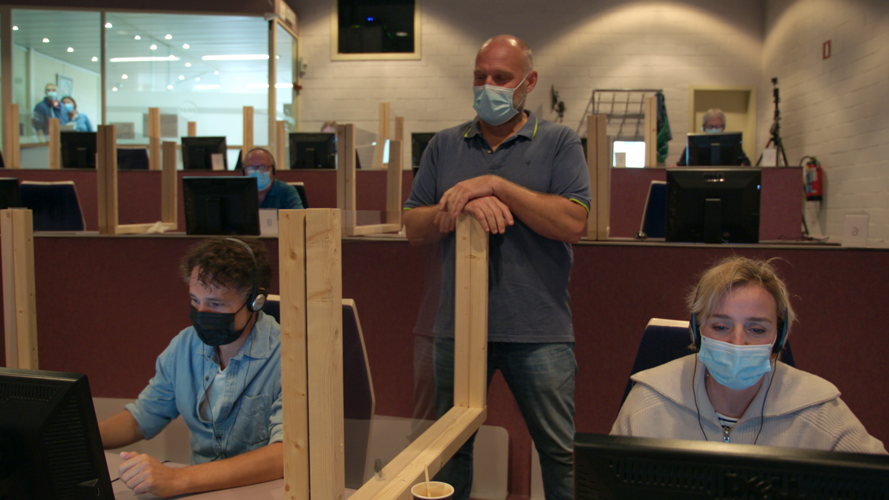 Britt en Thomas tijdens het theorie-examen