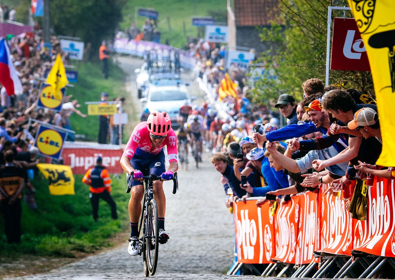 Alberto Bettiol shocks the race world by dropping the lead group on the Olde Kwaremont climb, 15k from the finish.
(photo credit: Grubers)