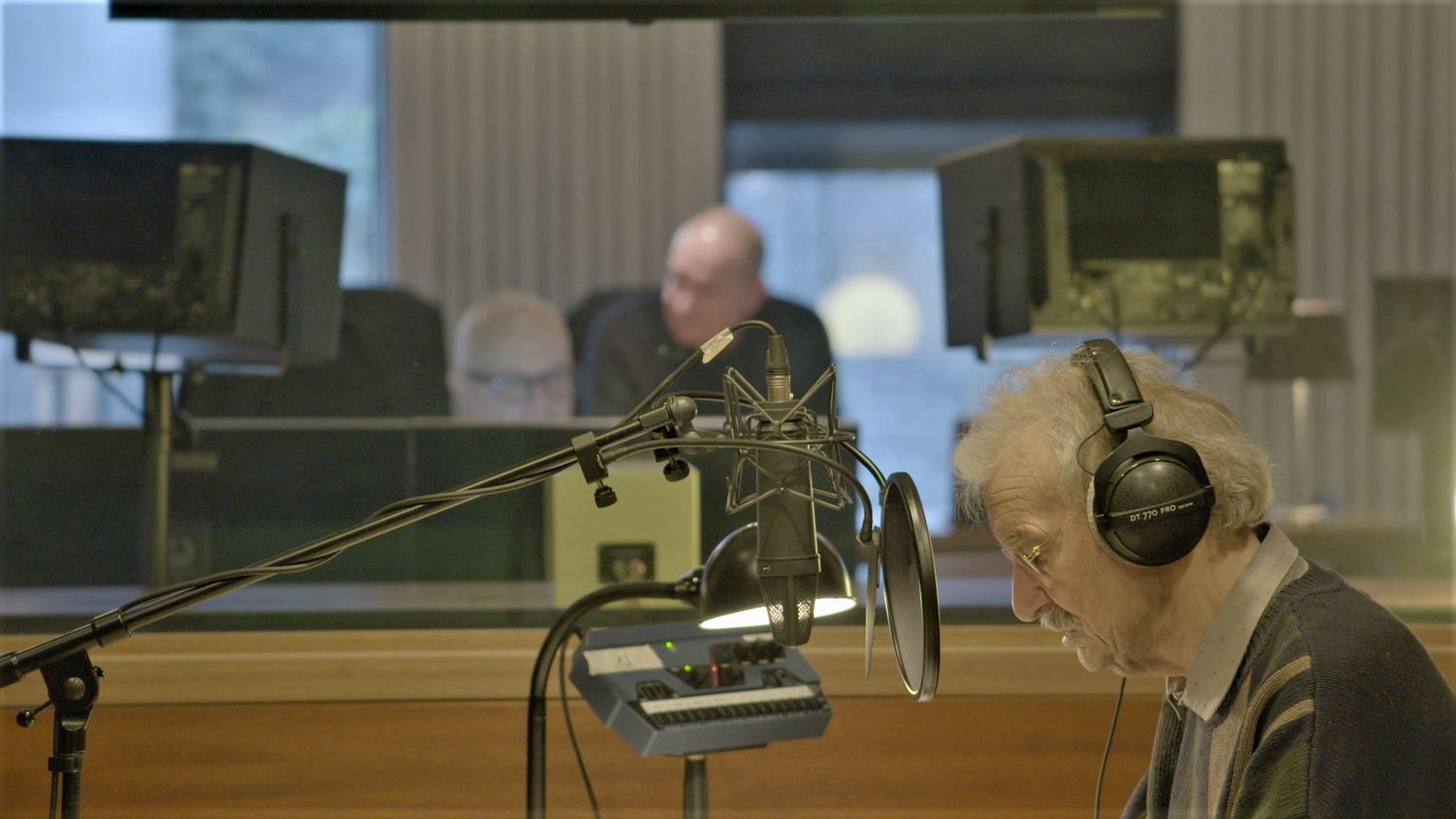 “Die ochtend in de krantenwinkel…” Guy Mortier tijdens het  inspreken van de alombekende radiospots van Humo. 