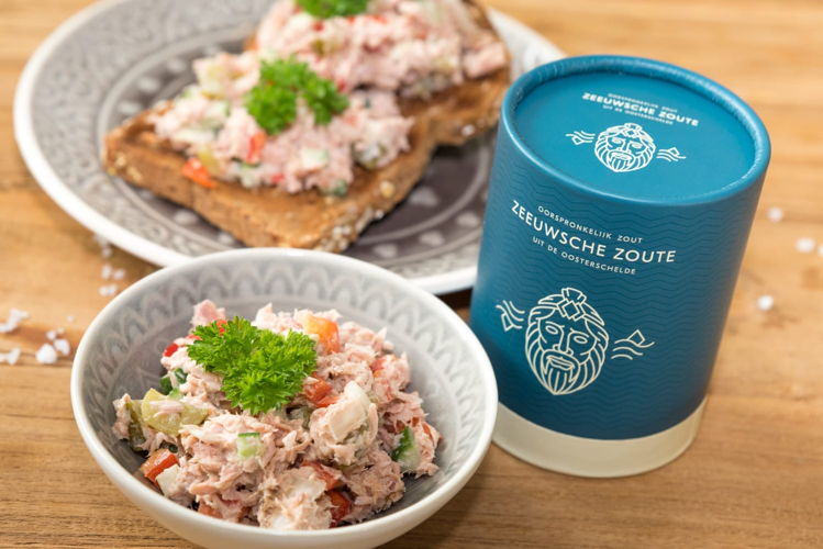 Een tonijnsalade is niet alleen lekker en voedzaam, maar ook nog eens heel makkelijk te maken! Je kan een tonijnsalade op eindeloos veel manieren maken. Hoe je hem ook maakt, deze salade gaat hand in hand met onze pure Zeeuwsche Zoute. 
(FotoCredit: SanseePhotography)