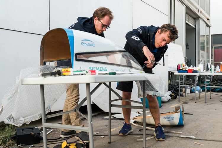 Herstellingen aan de wagen (Credits to Punch Powertrain Solar Team/Geert Vanden Wijngaert)