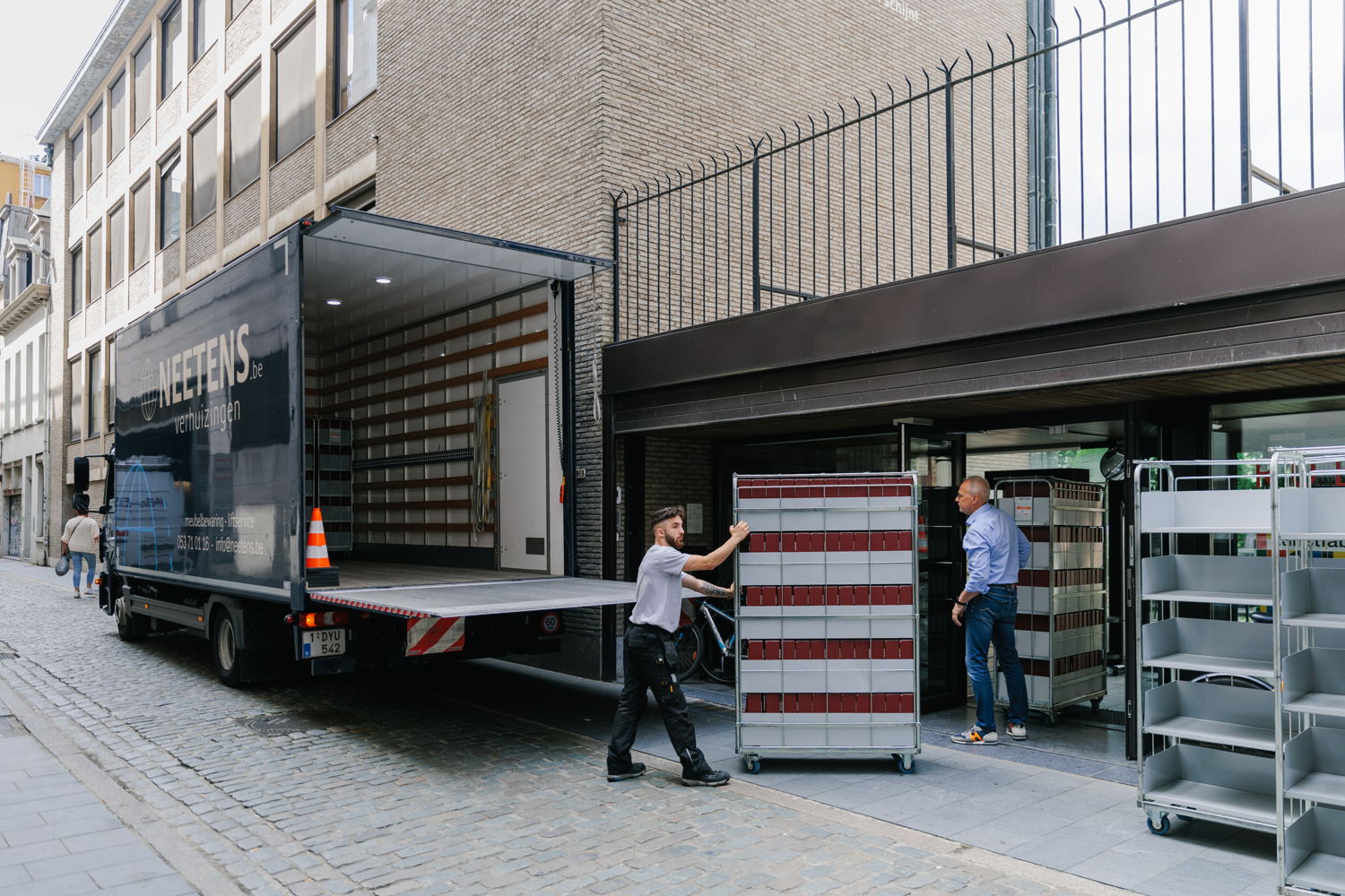 Verhuizing bibliotheek - verhuiswagen Kolveniersstraat © Jeroen Broeckx