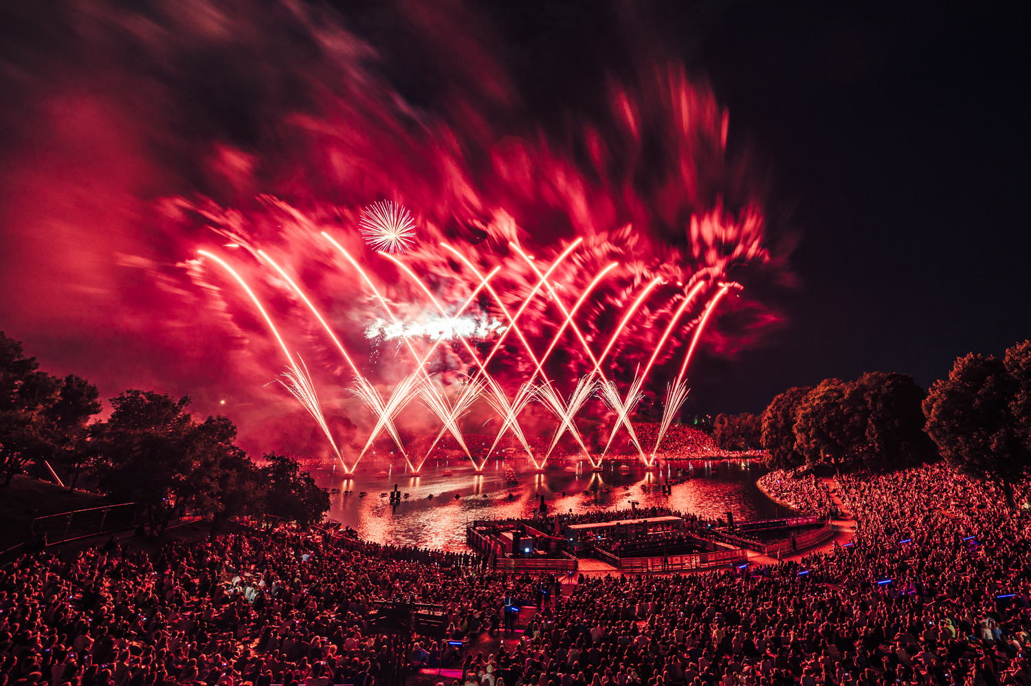 Mit traumhaftem Line-up, fulminantem Feuerwerk als Krönung und mitreißenden Beats wird der Sommernachtstraum 2022 im 50. Jubiläumsjahr des Olympiaparks zum unvergesslichen Erlebnis. (Copyrigh by Fabian Stoffers)