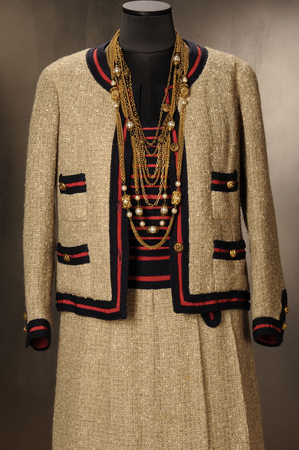 Chanel suit donated by HM Queen Paola from Belgium, MoMu Collection T06/1101ABC, (c) Draiflessen, Photo: Christin Losta