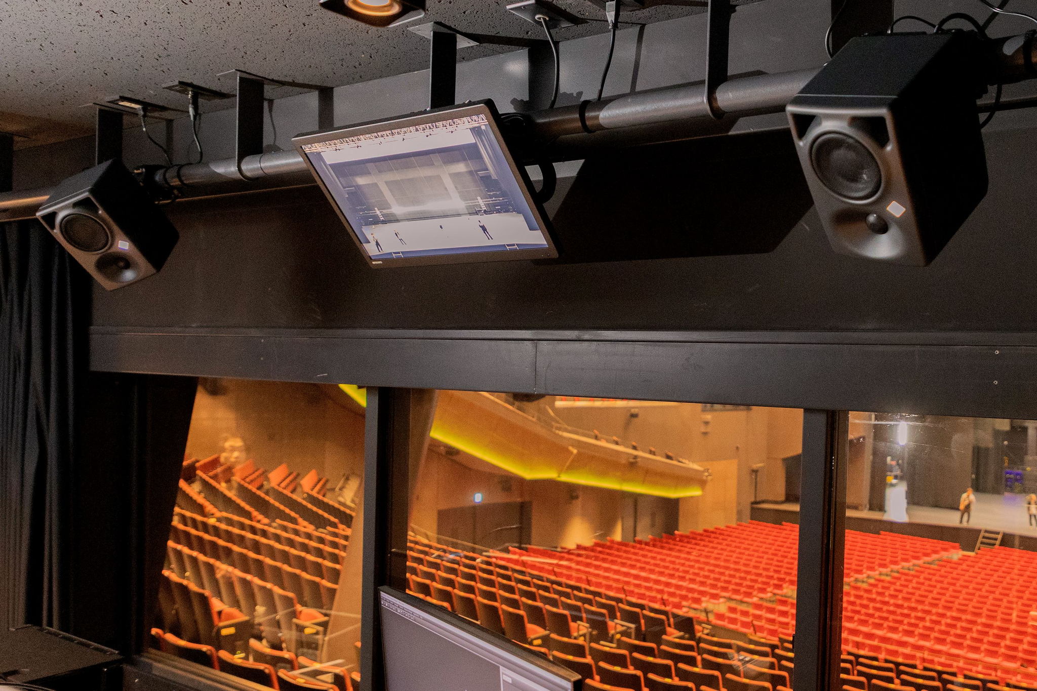 コントロールルームに導入されたNeumann KH 80 DSP A G EU