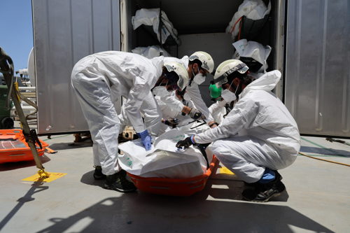 8 juin 2024. Les 11 corps repêchés la veille en Méditerranée transférés par l'équipe MSF du Geo Barents sur un navire des garde-côtes italiens près de Lampedusa. © Frederic Seguin/MSF