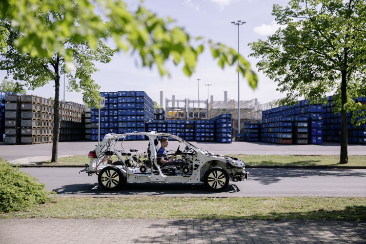 Anticipo para IdeenExpo en Hannover: Durante la exhibición, Volkswagen presentará un e-Golf transparente llamado eGon, ¡que incluso se puede conducir! Este vehículo único permitirá que los visitantes observen la tecnología que normalmente está oculta debajo de la piel metálica del auto.