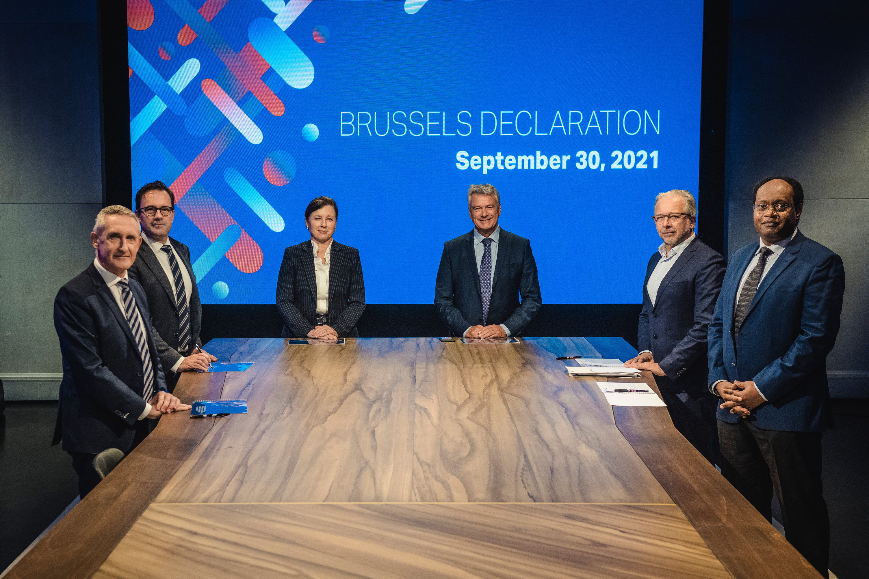 De Brussels Declaration wordt getekend, van links naar rechts: Jean Philip De Tender (EBU), Frederik Delaplace (VRT), Věra Jourová (Europese Commissie), Patrick Penninckx (Raad van Europa), Jean-Paul Philippot (RTBF) en Ernest Sagaga (International Federations of Journalists)