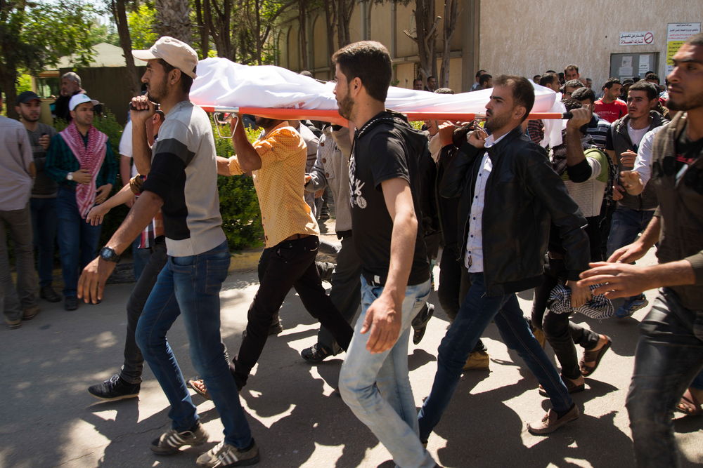 Familiares salen del hospital con un cadáver. © Aurelie Baumel/MSF