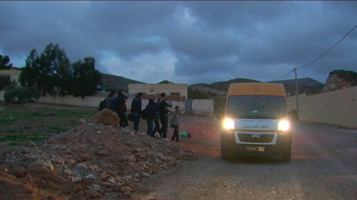 Karrewiet in Marokko - aflevering 2 (6.4) : Achraf wacht samen met de andere kinderen op de schoolbus - (c) VRT Karrewiet in Marokko - aflevering 2 (6.4) : Achraf wacht samen met de andere kinderen op de schoolbus - (c) VRT
