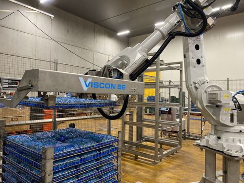 Robot arm to discharge a pallet