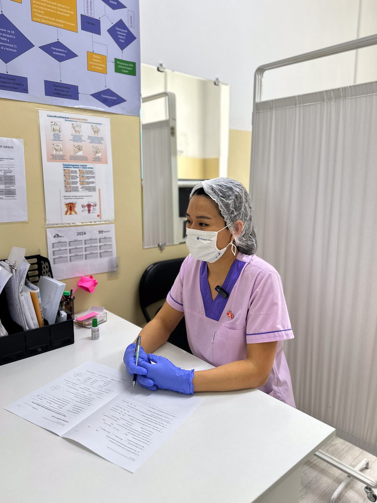 A nurse wears a reusable face mask during a patient consultation in MSF's cancer screening project in Sokuluk. Photographer: Raushan Kermalieva | Location: Kyrgyzstan |Date: 17/04/2024 A nurse wears a reusable face mask during a patient consultation in MSF's cancer screening project in Sokuluk. Photographer: Raushan Kermalieva | Location: Kyrgyzstan |Date: 17/04/2024