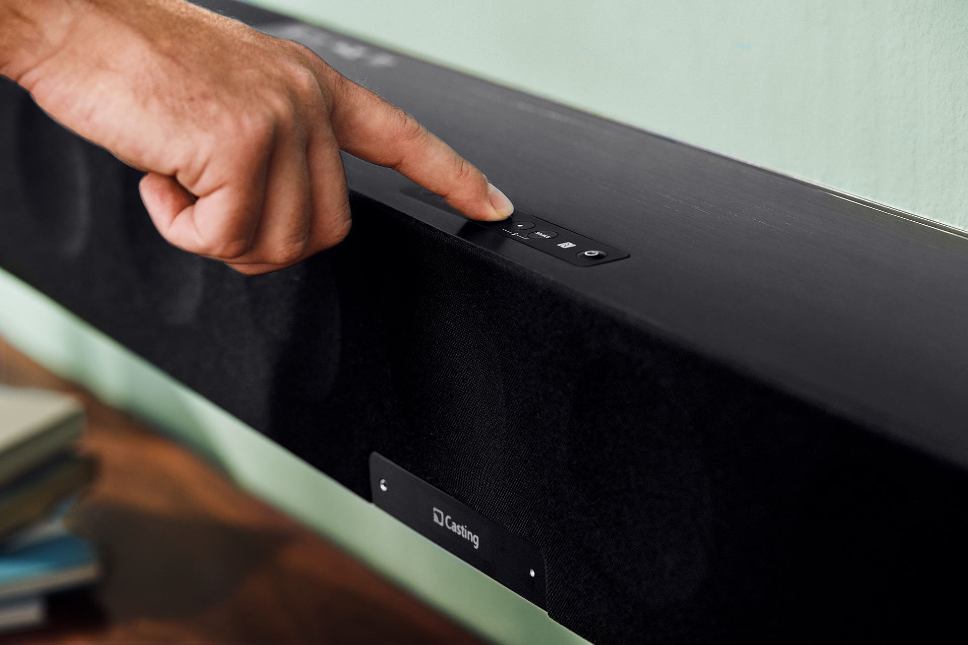 Der 3D-Sound der AMBEO Soundbar macht auch das alltägliche Streaming zum besonderen Hörerlebnis Der 3D-Sound der AMBEO Soundbar macht auch das alltägliche Streaming zum besonderen Hörerlebnis