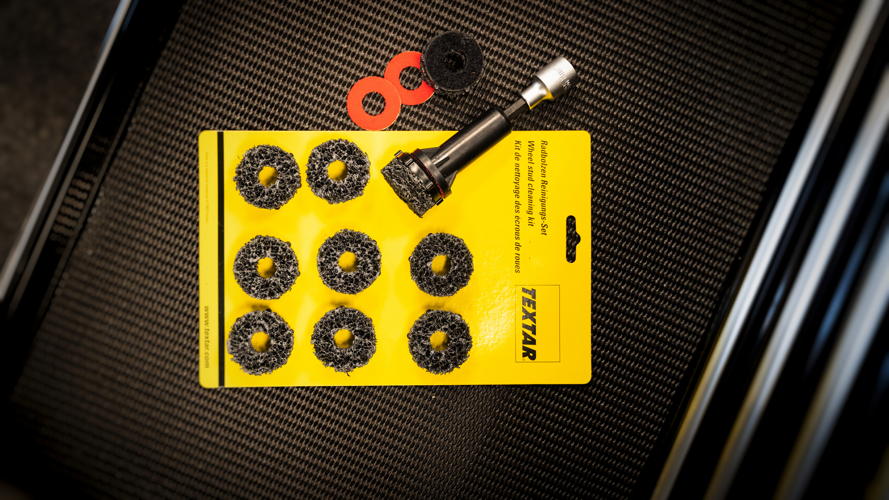 Wheel_stud_cleaning_kit