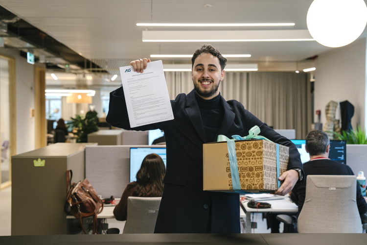 <p>Bilel Bouquoyoue tekent zijn contract bij de IT-dienst van AG</p>
