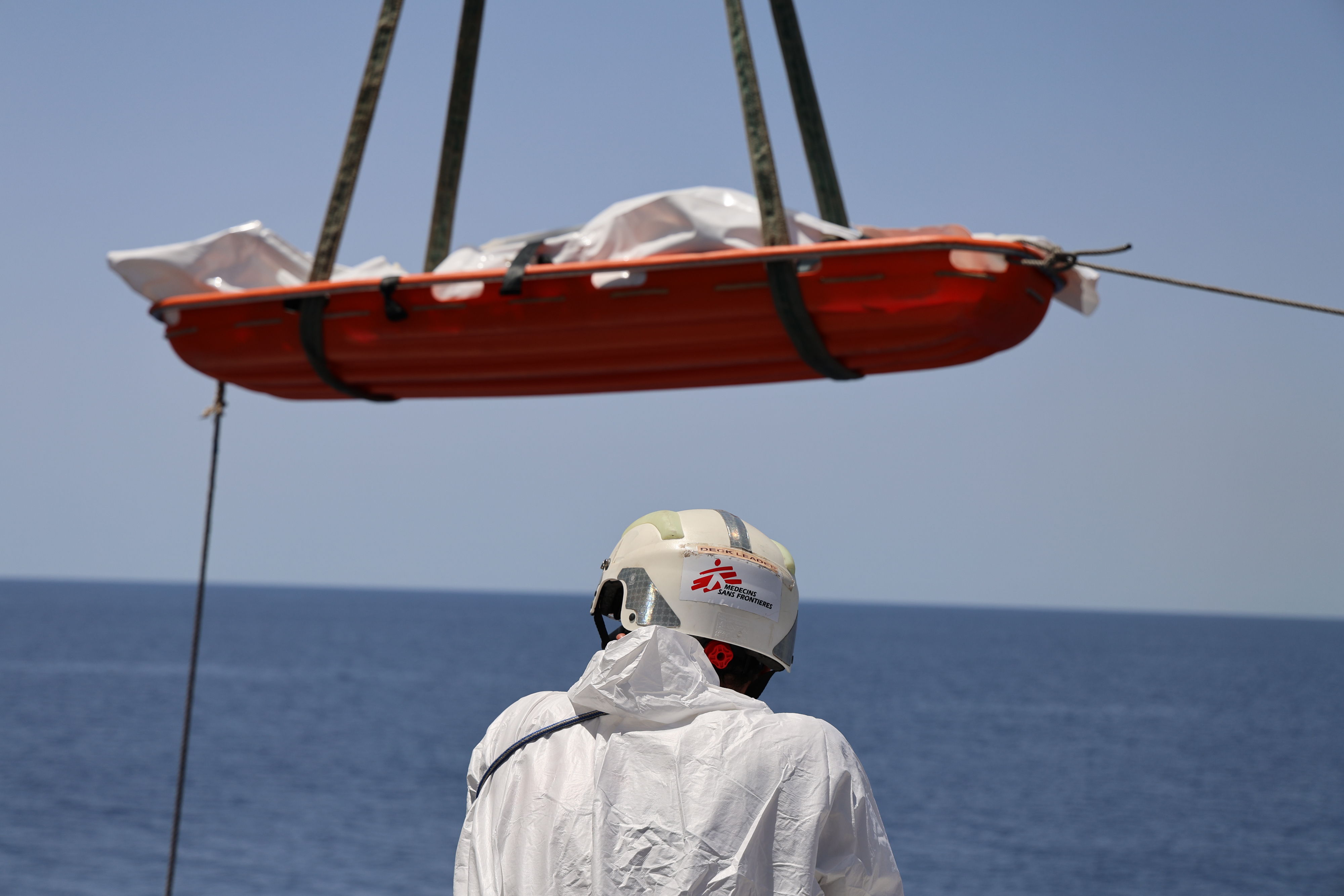 8 juni 2024. De 11 lichamen die de vorige dag uit de Middellandse Zee werden gehaald, werden door het team van AZG Geo Barents overgebracht naar een Italiaans kustwachtschip in de buurt van Lampedusa © Frederic Seguin/MSF