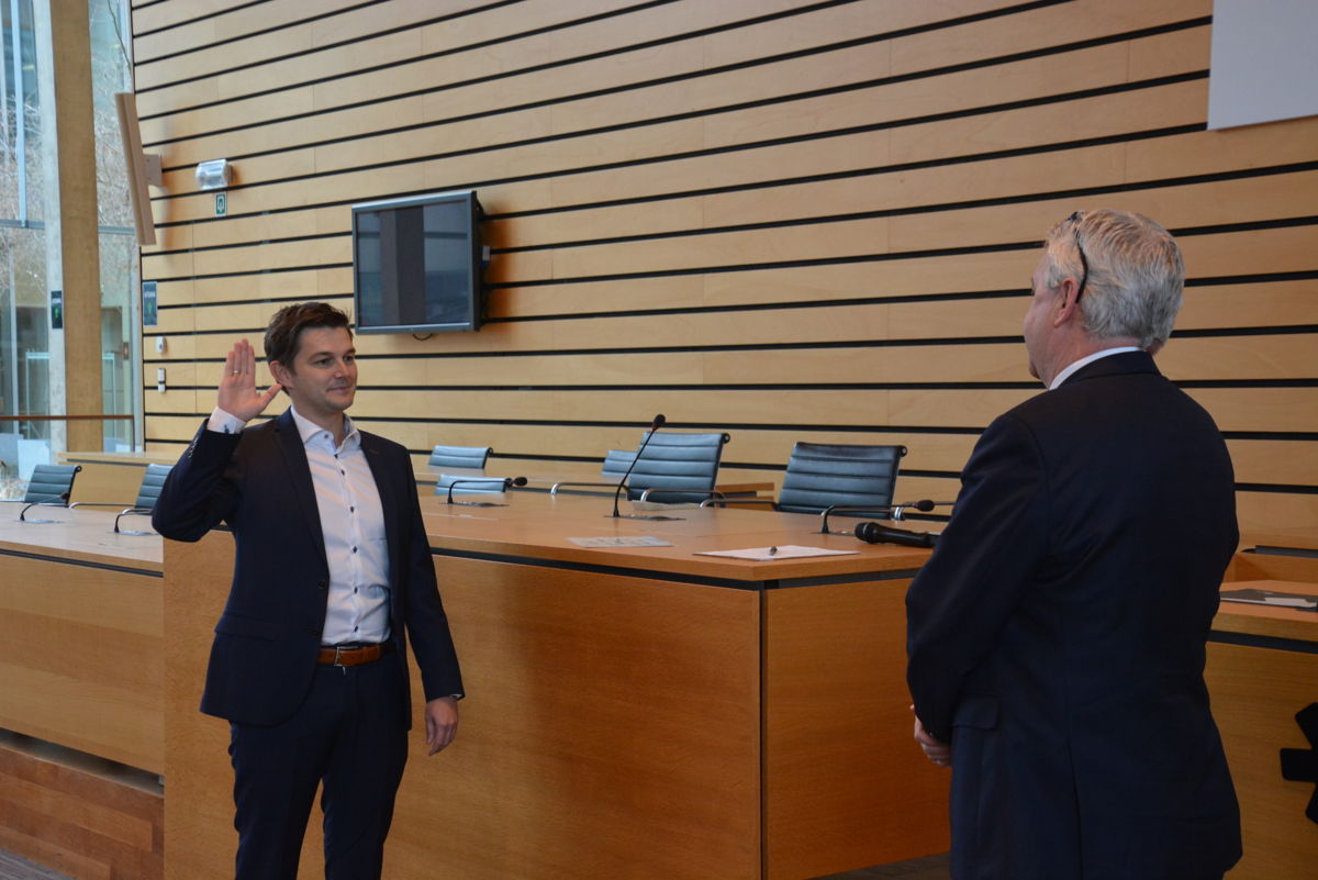 Kristof Mollu legt de eed af als nieuwe burgemeester van Kortenaken