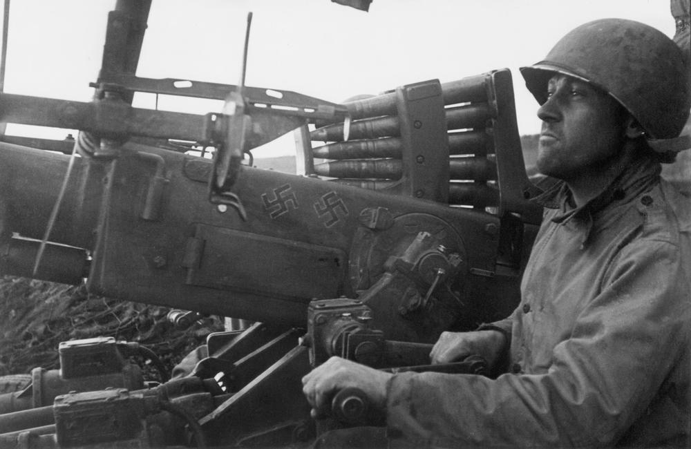 An American anti-aircraft gunner. (Luxembourg, after being liberated by the 1st US Army). Photo, October 1944. AKG182849 © akg-images / Tony Vaccaro An American anti-aircraft gunner. (Luxembourg, after being liberated by the 1st US Army). Photo, October 1944. AKG182849 © akg-images / Tony Vaccaro