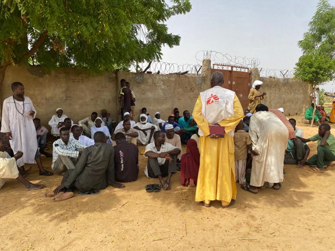 MSF teams assess the medical situation of newly arrived refugees in Adré who fled from El Geneina. Copyright MSF