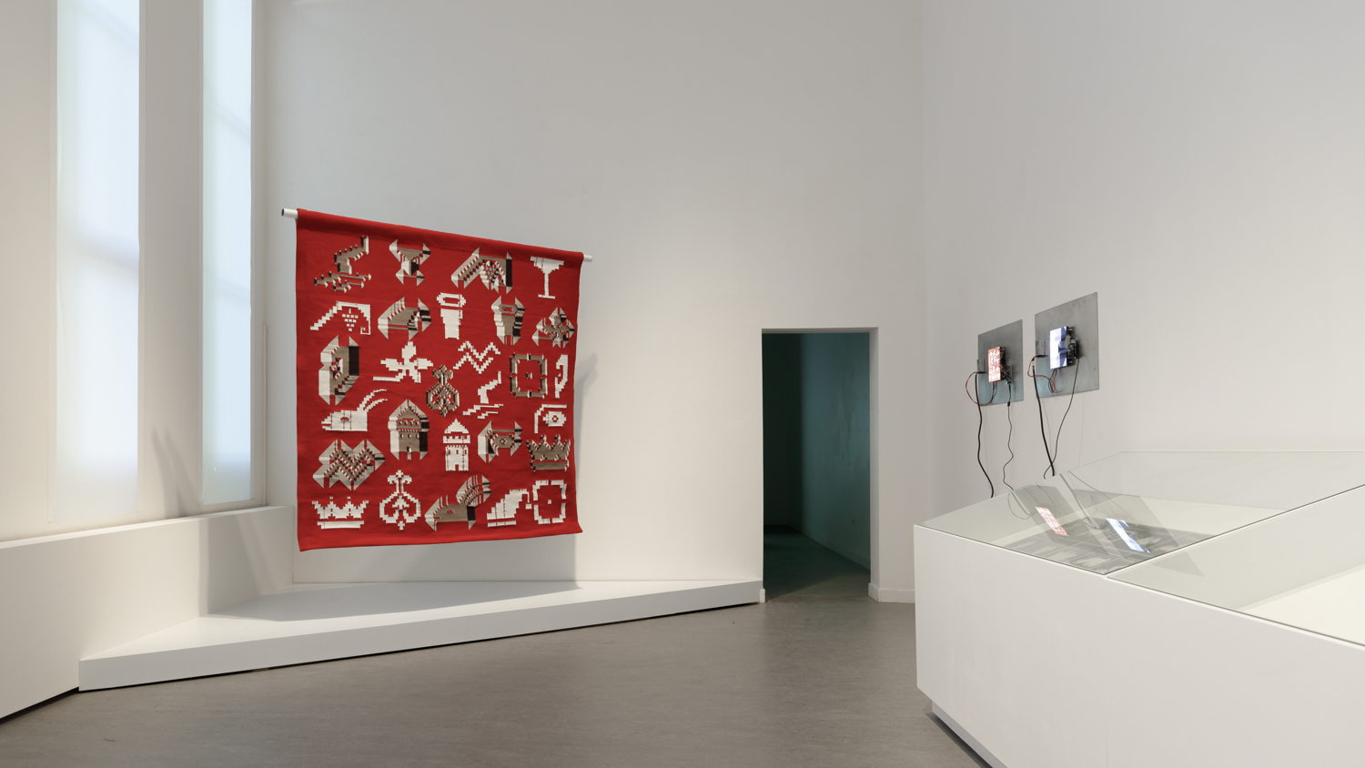 Eszter Nagy, Edge or no Edge, 2024-25. Ontwikkeld met de steun van Designers in Residence Kortrijk 2024. Installatiefoto van de tentoonstelling All the Small Things, Z33, Hasselt, 2025. Foto: Selma Gurbuz.
