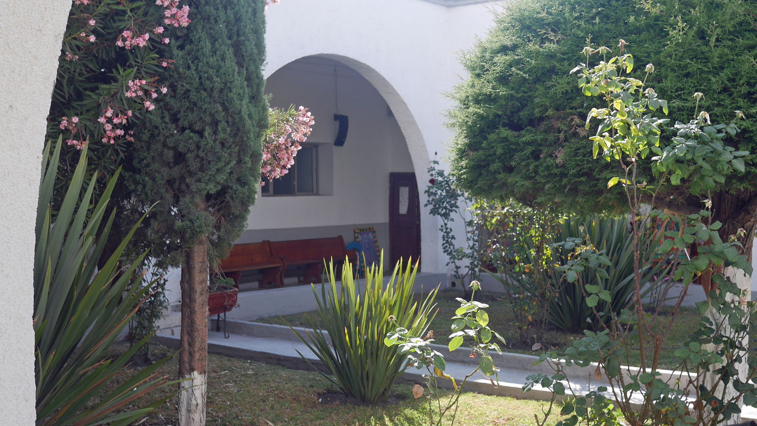 Jardín interno de la Parroquia de Santa María de Guadalupe