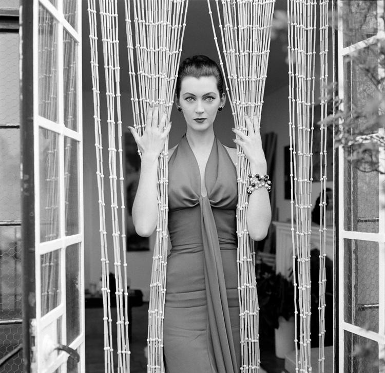 U,S, model Dovima in door frame, 1950s. AKG5543728 © akg-images / Tony Vaccaro U,S, model Dovima in door frame, 1950s. AKG5543728 © akg-images / Tony Vaccaro