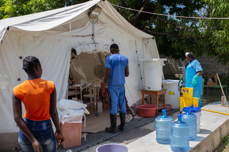 Haiti CTC Cité Soleil - MSF staff clean the interiors of the tents and make sure the patients have access to clean and chlorate water. Copyright : Alexandre Marcou/MSF Haiti CTC Cité Soleil - MSF staff clean the interiors of the tents and make sure the patients have access to clean and chlorate water. Copyright : Alexandre Marcou/MSF