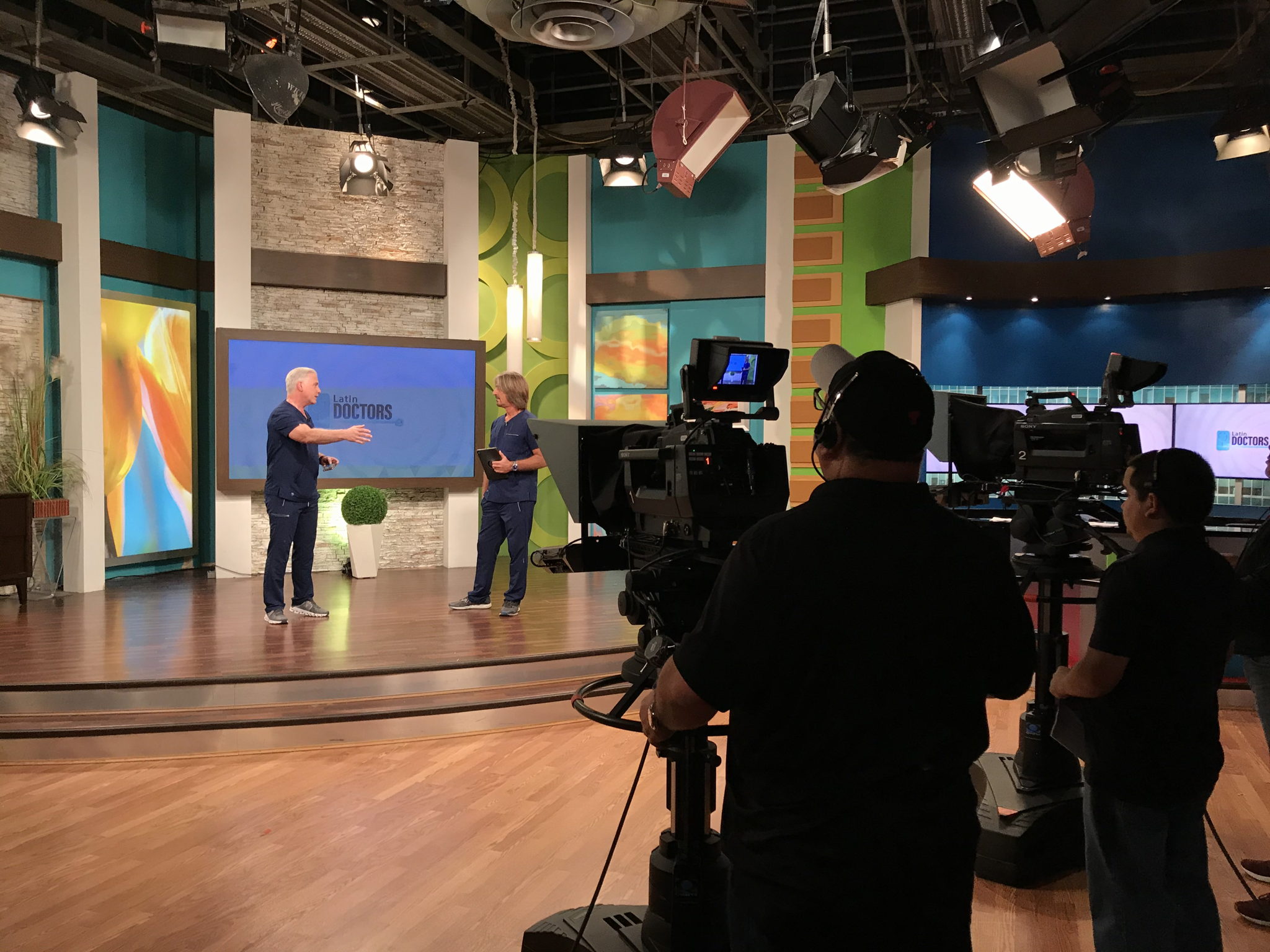 WKAQ, der größte und älteste Fernsehsender Puerto Ricos, ist nun mit Drahtlosmikrofonsystem Sennheiser Digital 6000 und Antennen auf dem ganzen Produktionsgelände WKAQ, der größte und älteste Fernsehsender Puerto Ricos, ist nun mit Drahtlosmikrofonsystem Sennheiser Digital 6000 und Antennen auf dem ganzen Produktionsgelände