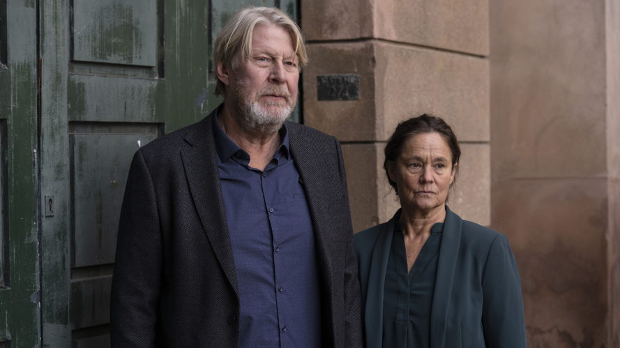 Rolf Lassgård en Pernilla August (c) Fremantle