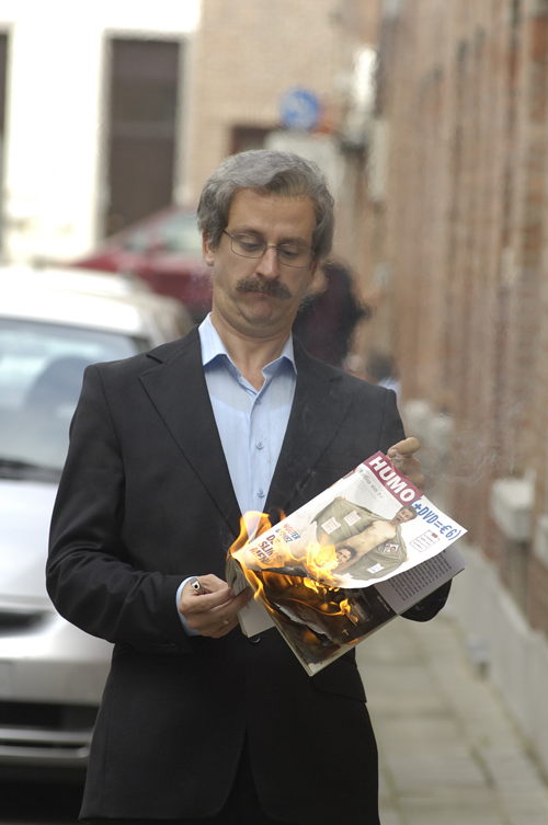 Acteur Tom Van Dyck als conservatieve maatschappelijke werker  Dirk Debeys in de ‘Humo liegt!’-filmpjes uit 2006